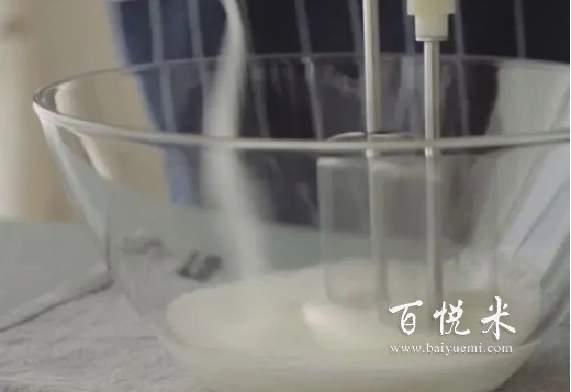 同時融合了馬卡龍和蛋糕的神仙甜點(diǎn)，五彩繽紛的馬卡龍奶酪凍蛋糕